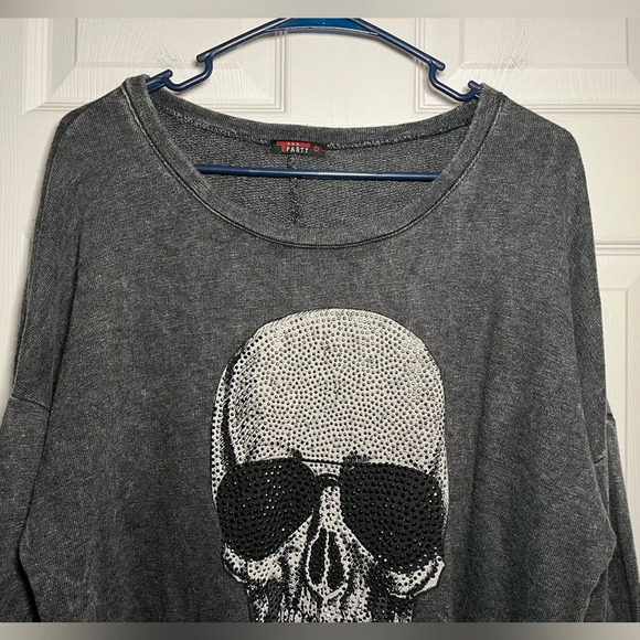 Khan Nara T-Party Medium Grey Skull Raw Hem Long Sleeve Sweatshirt - Picture 5 of 9